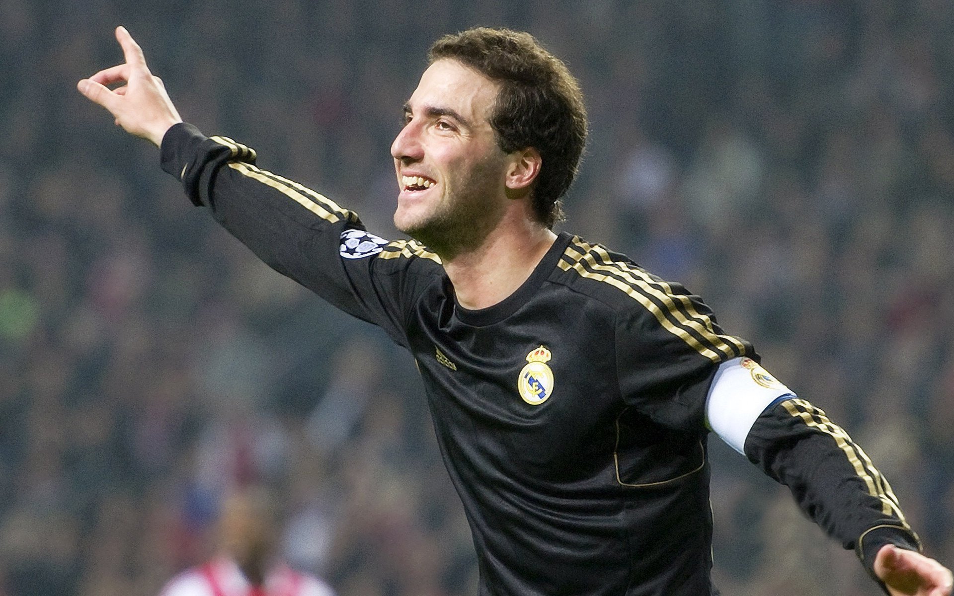 雄鹿不断突破！阿扎伦卡连续三场比赛得分超过夺冠全场沸腾不已的背后力量